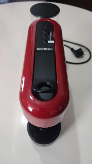 Ekspres do kawy Nespresso Essenza Plus  EN200.R