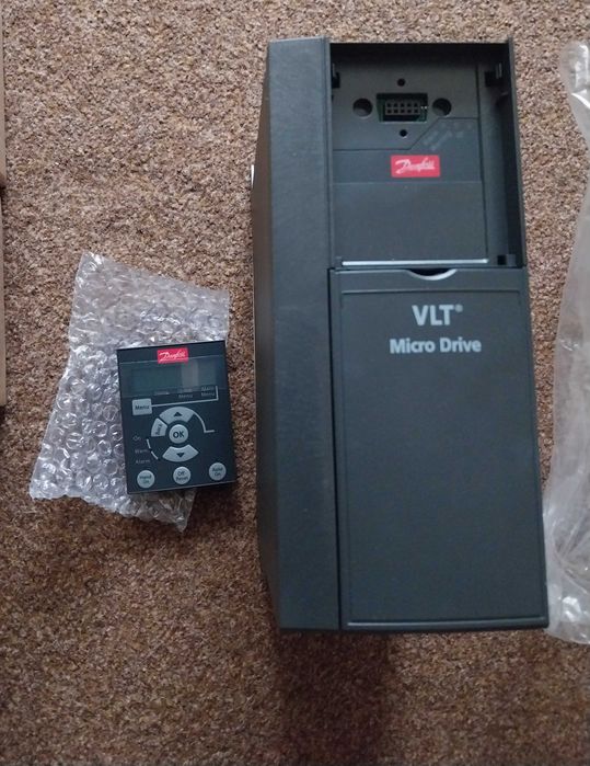 Falownik Danfoss 3.0KW trójfazowy 132F0024 z panelem 132B0100