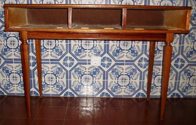 Mesa em madeira estilo D. Maria para hall de entrada.