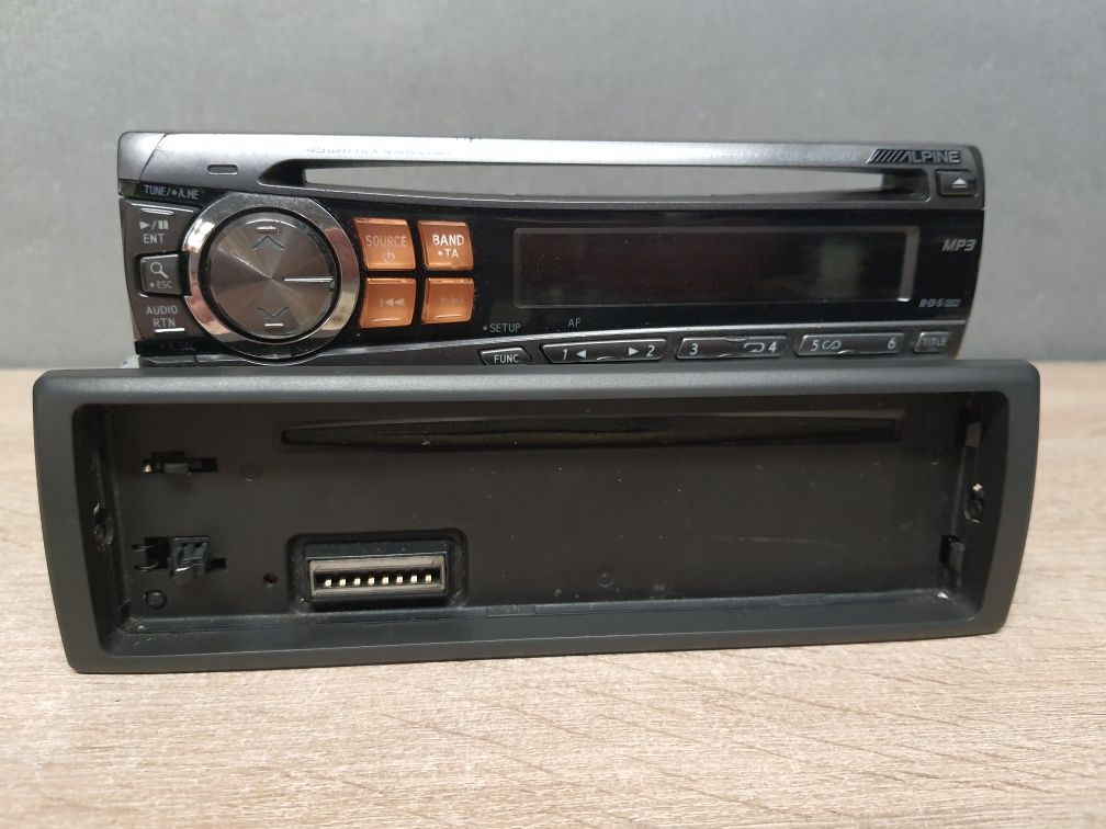 Radio samochodowe ALPINE CD / Zadbane Klasyk 4x45W RCA / CDE-9870RM