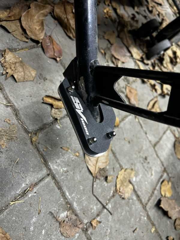 Poszerzenie stopki bocznej Suzuki SV1000