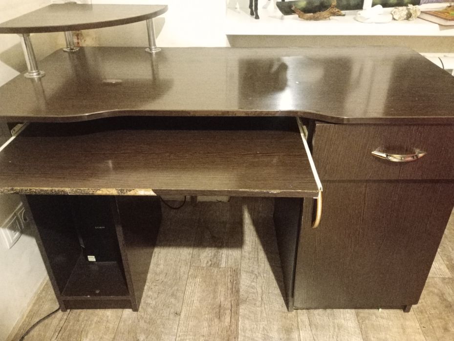 Стіл письмовий комп'ютерний