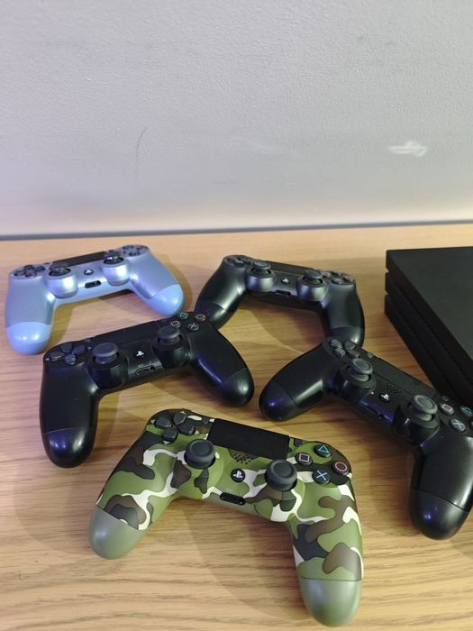 Konsola PlayStation 4 PRO 1TB, 11 Gier, 5 padów, stan idealny jak nowy