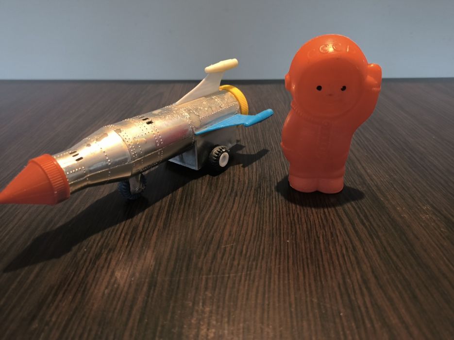Stara zabawka rakieta i astronauta Gagarin z czasów PRL