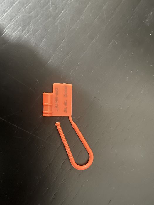 Vendo Tshirt Off White reflective como nova