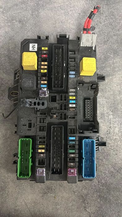 skrzynka bezpieczników moduł opel ZAFIRA B 13220829HN     (143/5)