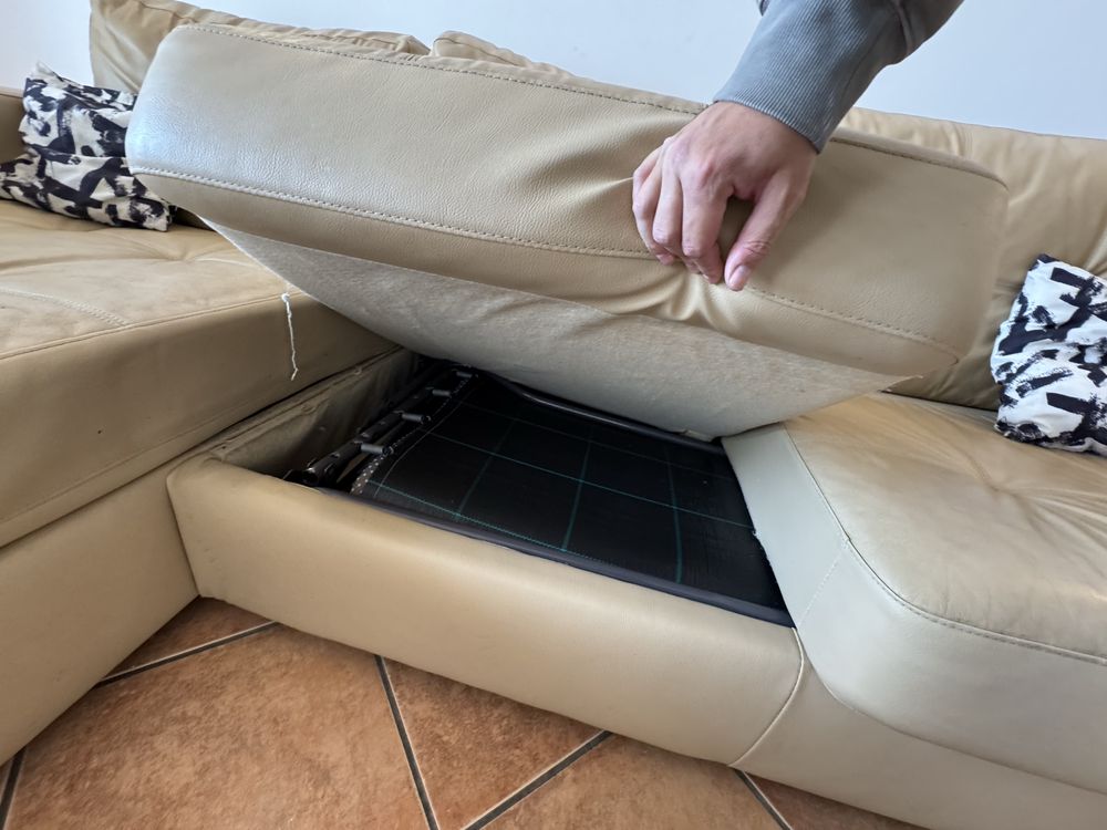 Sofa cama com chaise long faux leather bege