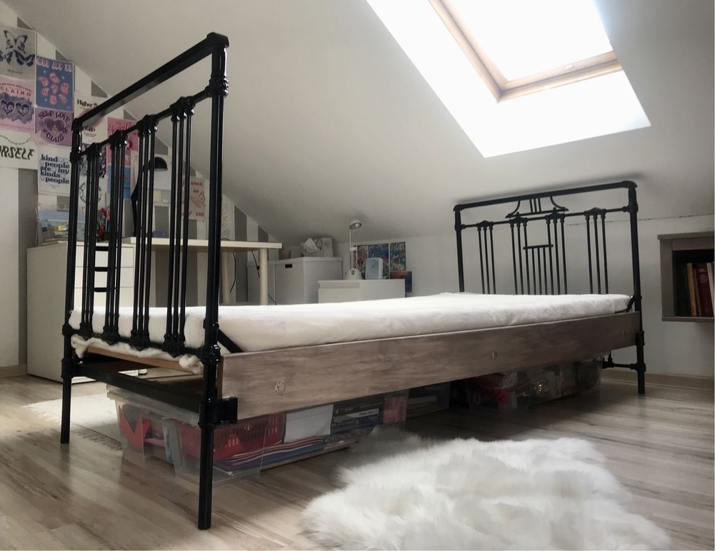Łóżko drewniano-stalowe
