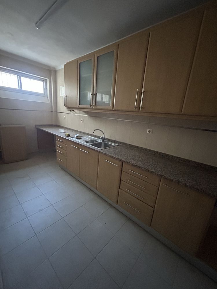 Armazem com quartos cozinha e wc