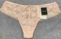 Koronkowe majtki stringi „Chantelle” C67190 -42/XL- jasny róż