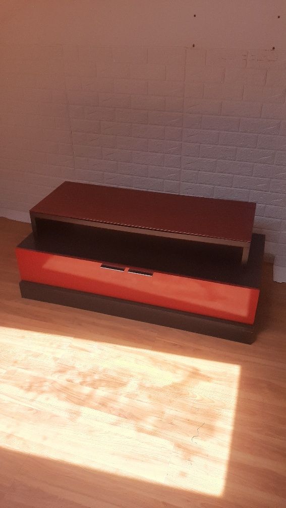 Vendo móvel de TV e estante com  prateleira de vidro.