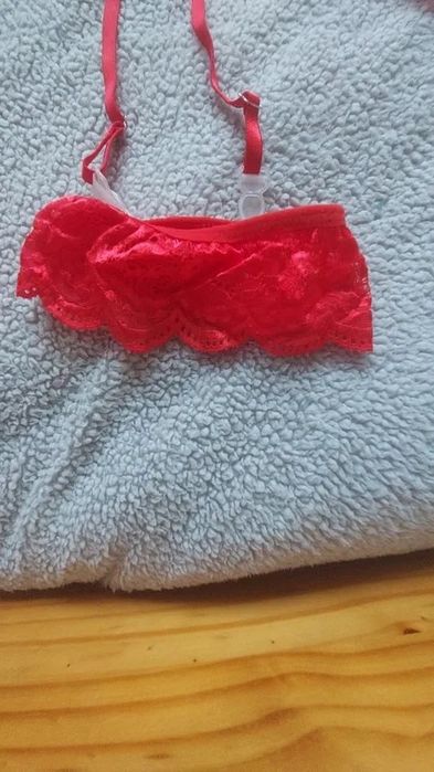 Zmysłowy czerwony komplet koronkowej bielizny