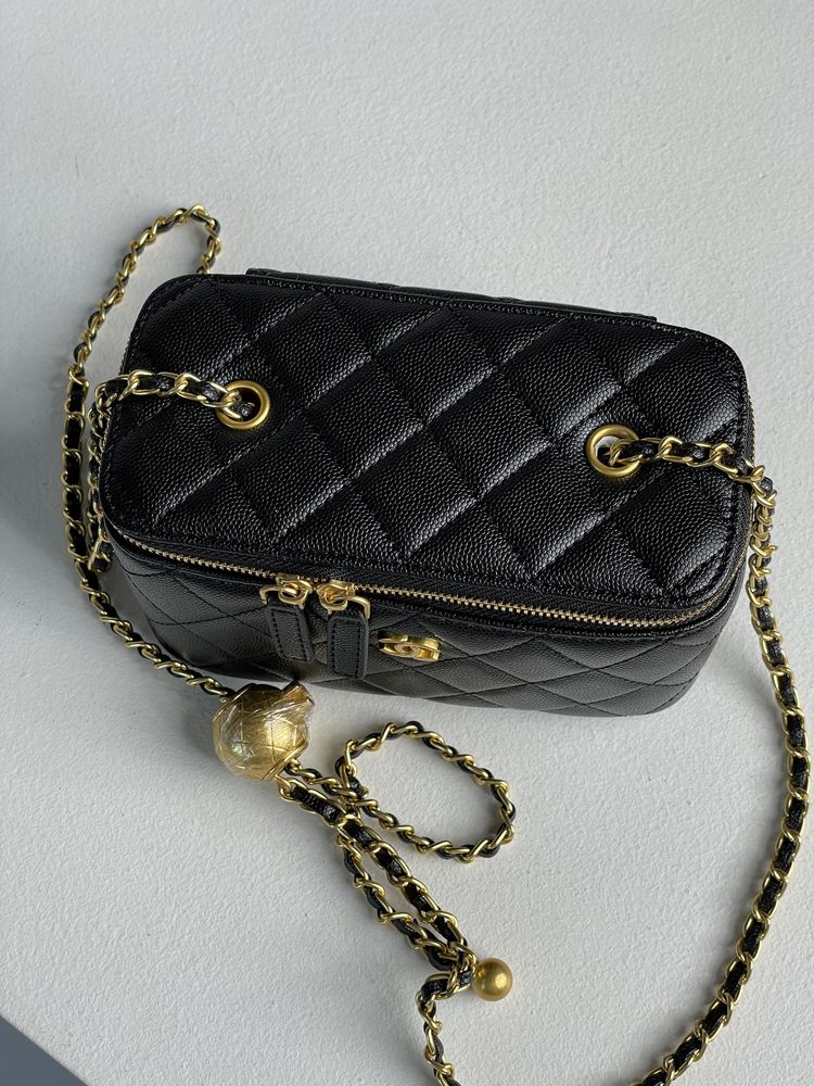 Сумка в стилі Chanel Classic Black Lambskin Pearl Crush Vanity Bag