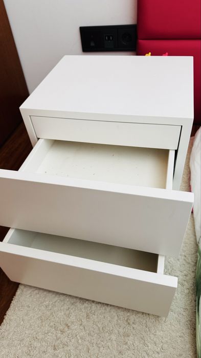 Cabeceiras de cama e cubos de arrumacao