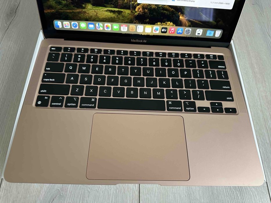 Macbook air M1 8 256  gb.