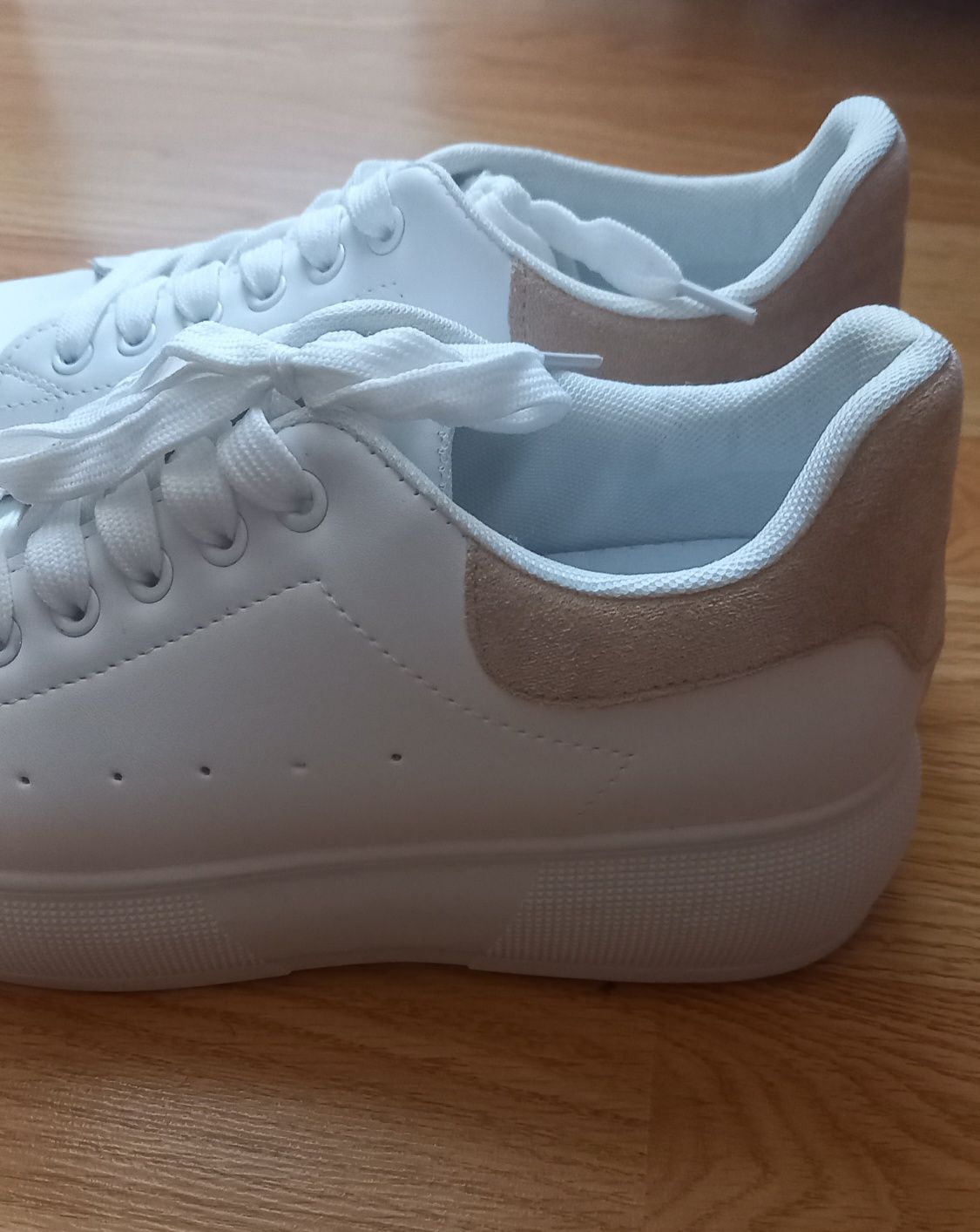 Білі кросівки на високій підошві GoGo Shoes