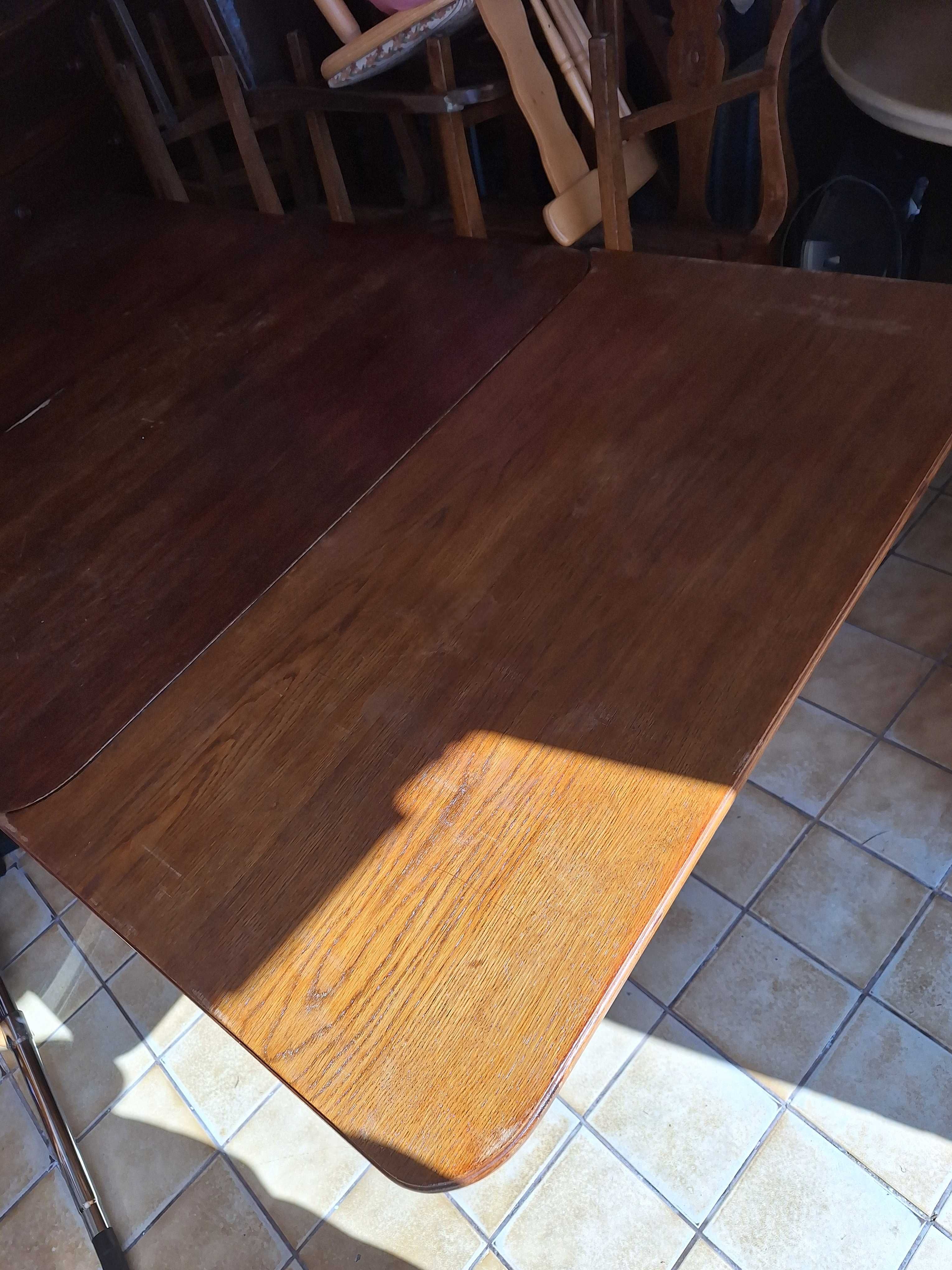 Stół wraz z krzesłami.