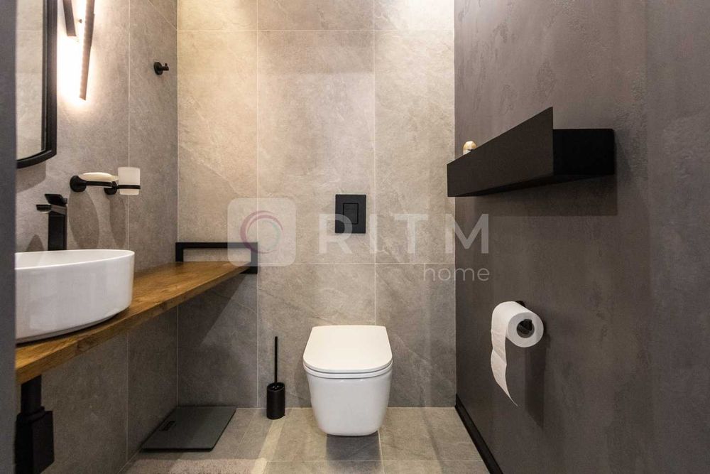 Пропонується простора, 2к +кухня студія з сучасним ремонтом