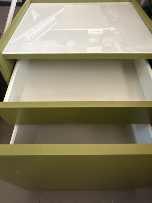 Duas mesas de cabeceira por 20€!!!