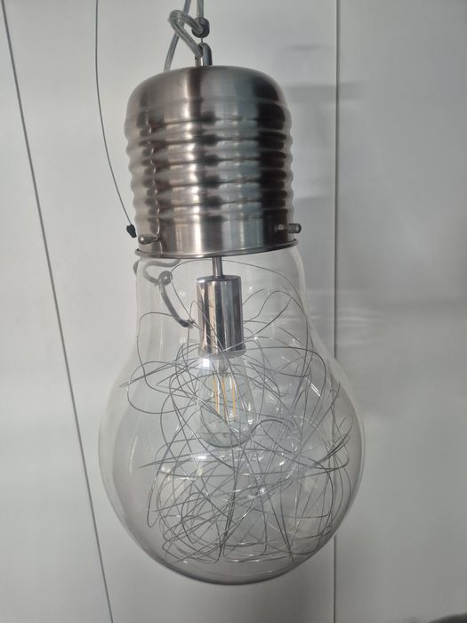 Lampa duża żarówka do pokoju młodzieżowego