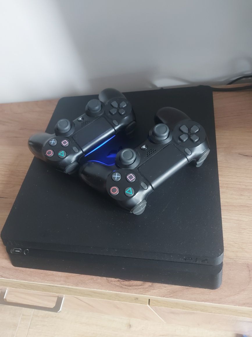 PS4 Slim 1TB + 2 pady