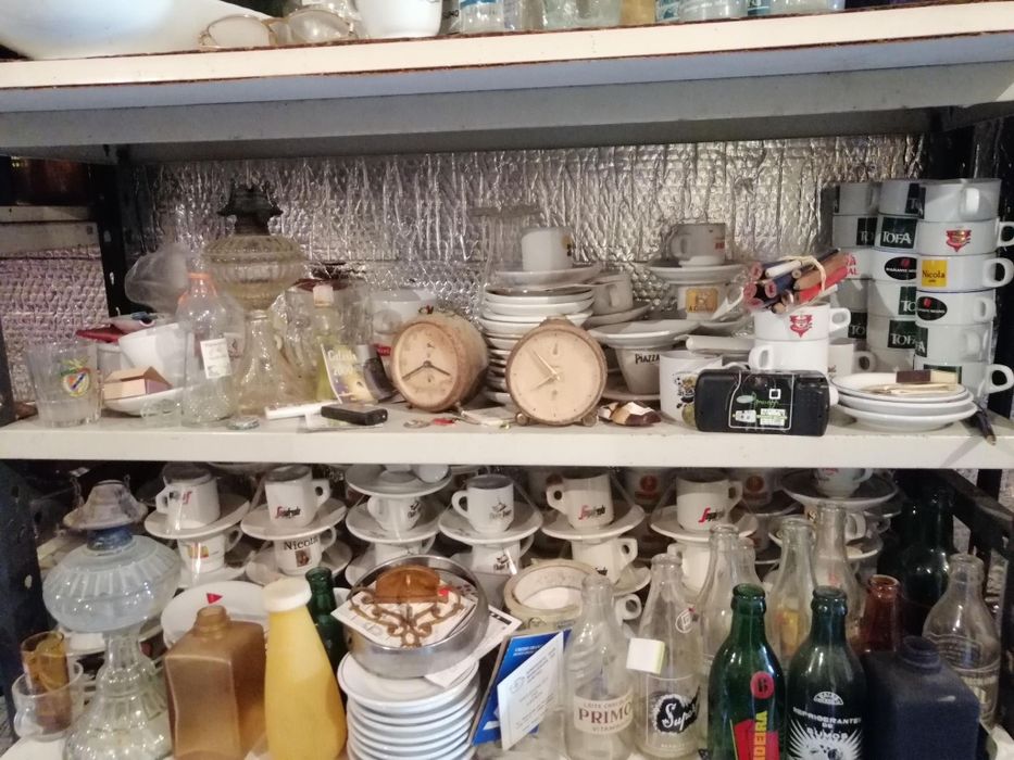 Centenas de calendários, chávenas, garrafas, isqueiros,