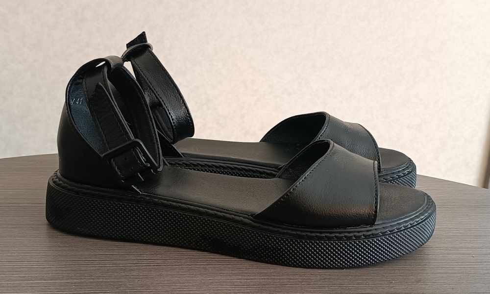 Босоніжки з застібкою чорні натуральна шкіра