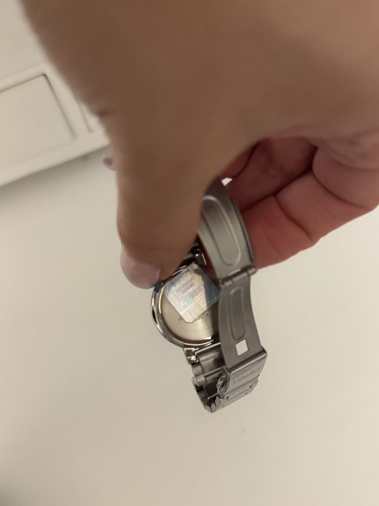 Srebrny zegarek Casio z perłową tarczą