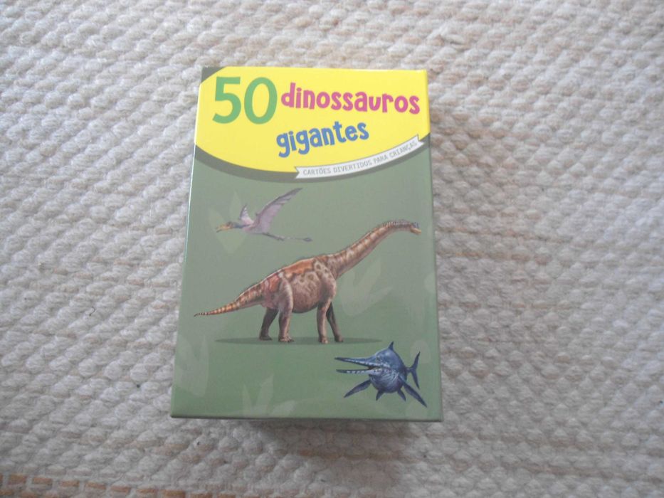Caixa com cartões de 50 dinossauros gigantes