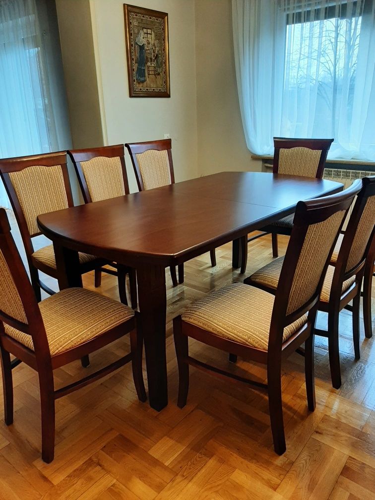 Machoniowy stół do salonu