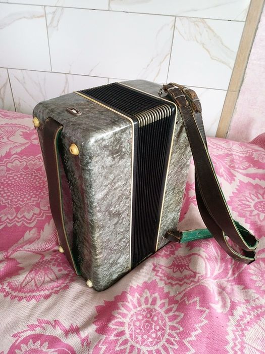 Продам баян Мелодия.