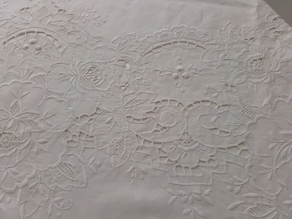 Toalha em linho puro com 12 guardanapos bordados à mão