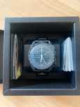 Omega x Swatch SO33B700 – Snoopy Kolekcjonerski Księżyc
