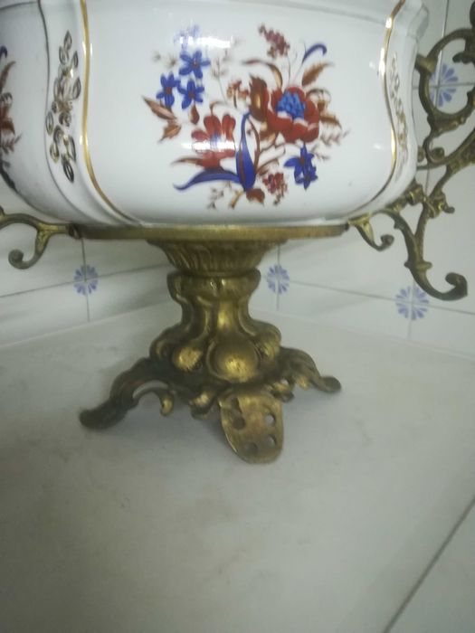 Louças entre outras coisas colecionáveis antiguidades