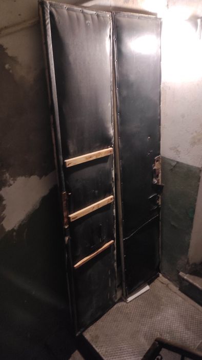 Двери высокие и крепкие