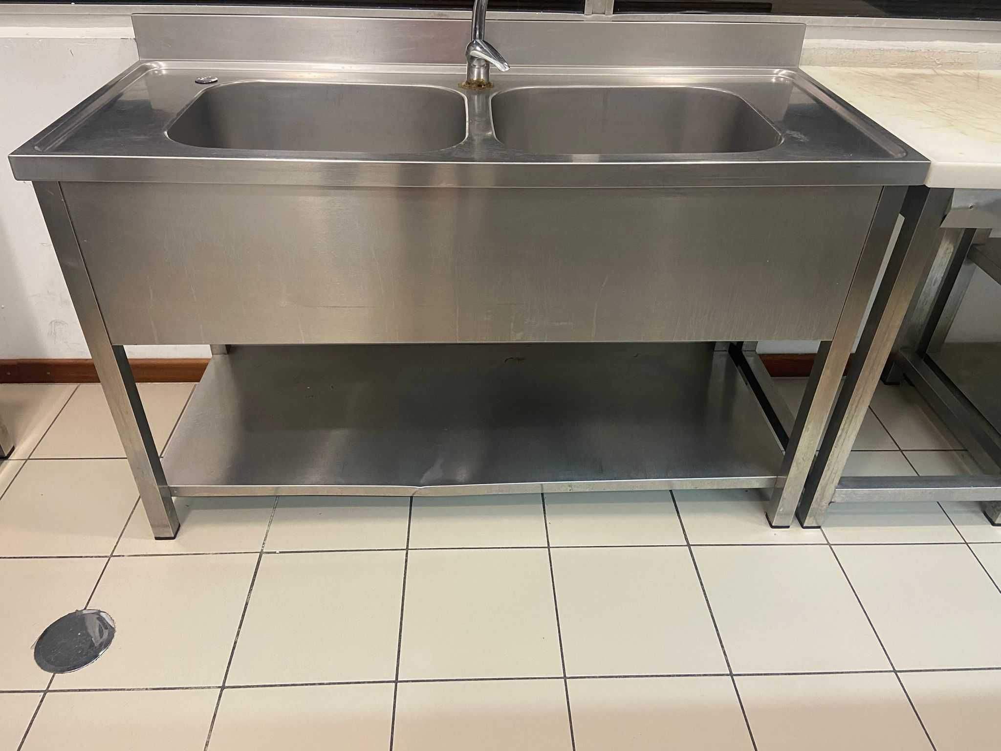 Bancada de cozinha com 2 cubas e torneira em INOX