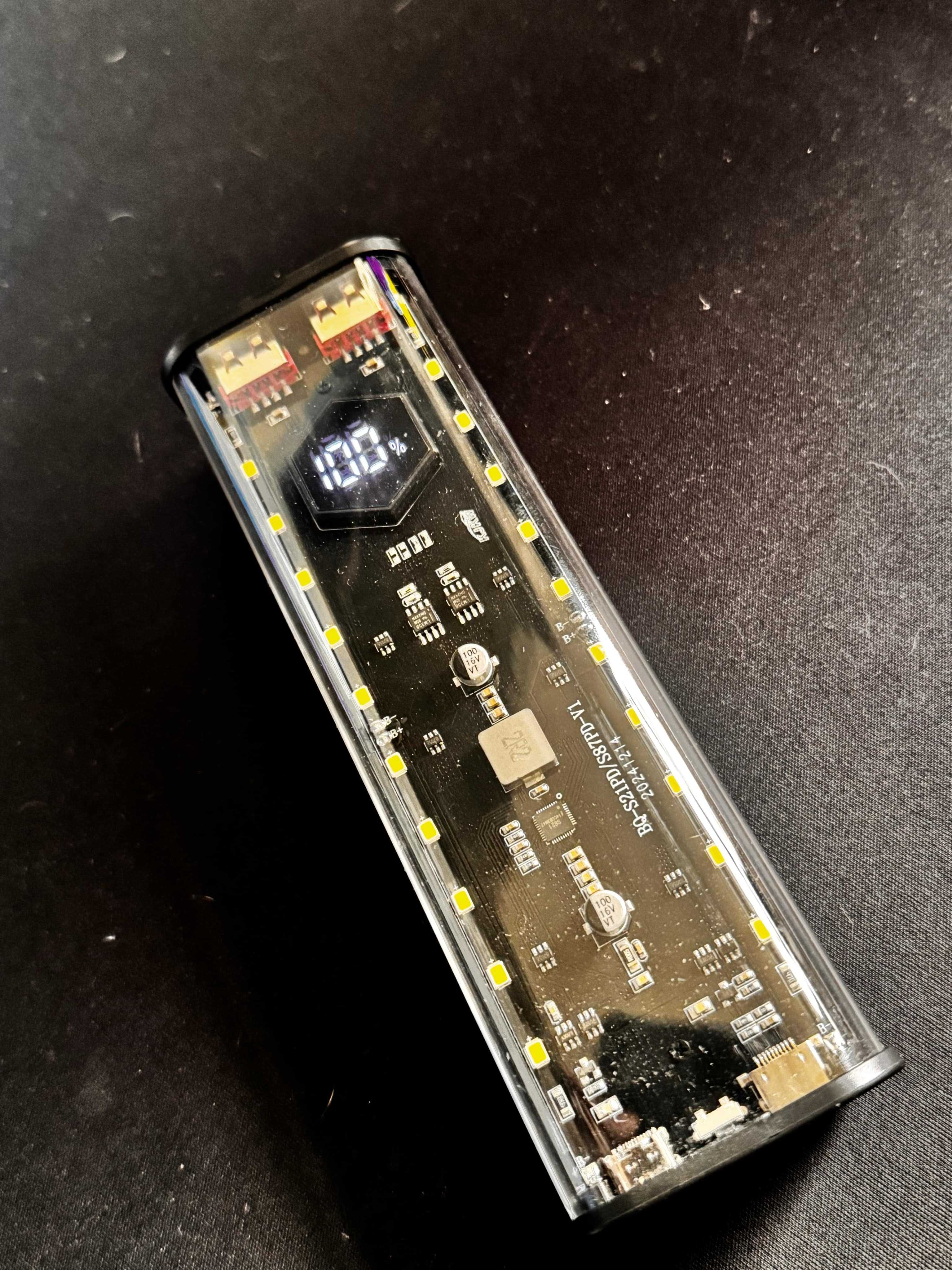 PowerBank 20 000mah. Poręczny, szybko ładuje.
