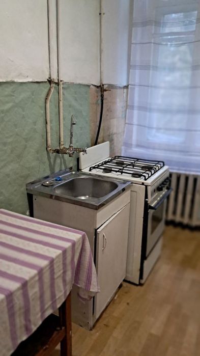 оренда 1-кімнатної квартири з окремую кухнею у комунальній квартирі