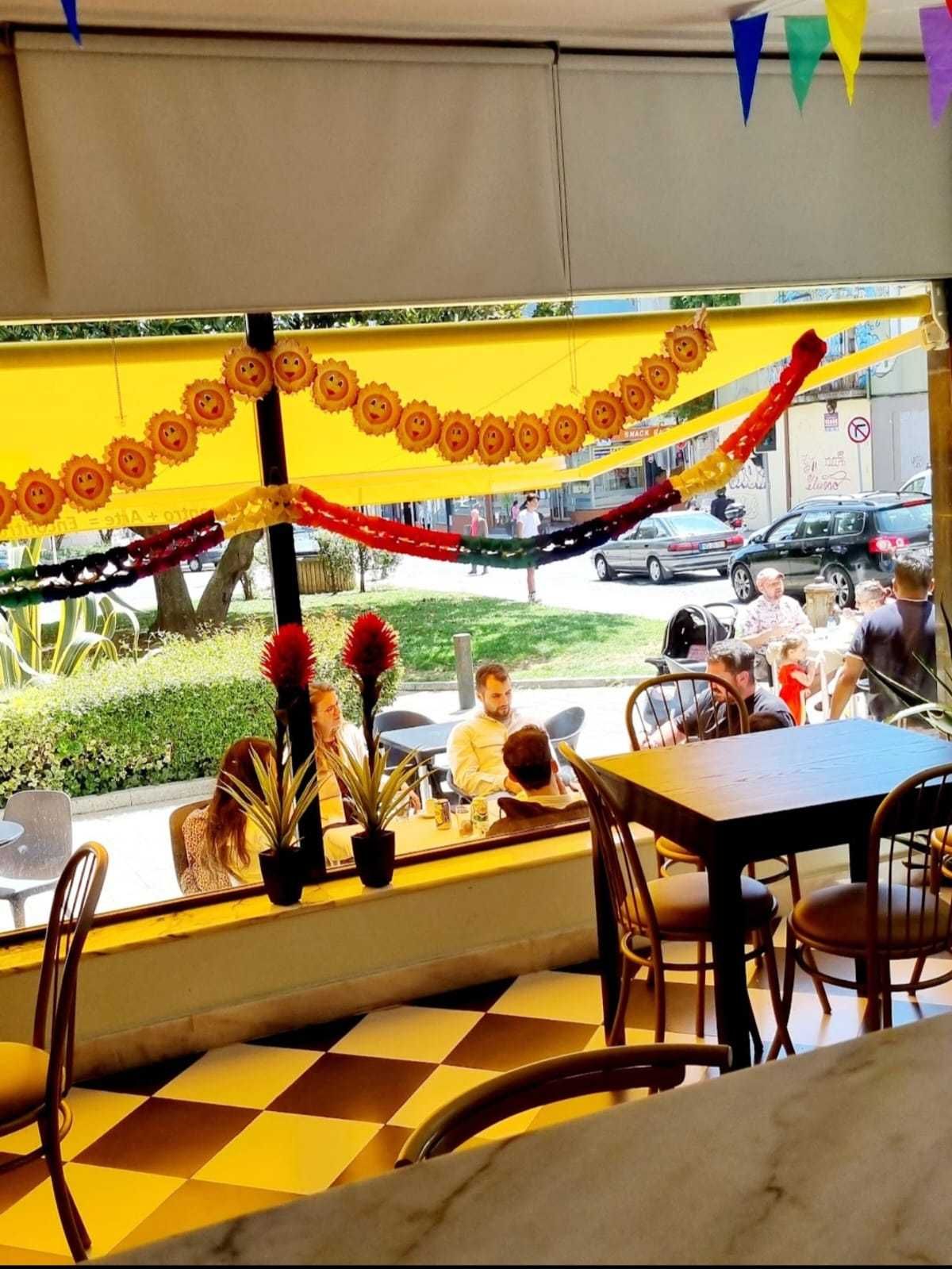Negócio à venda restaurante equipado com karaokê e espaço de eventos.