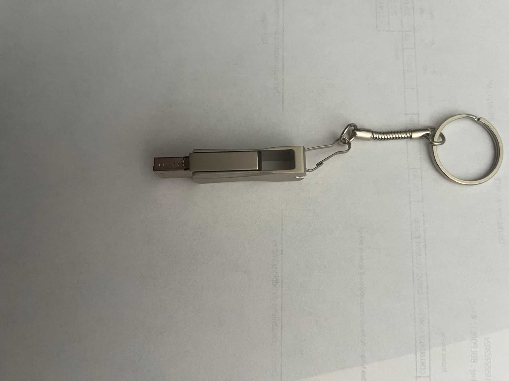 pendrive , każdy o pojemności 256gb