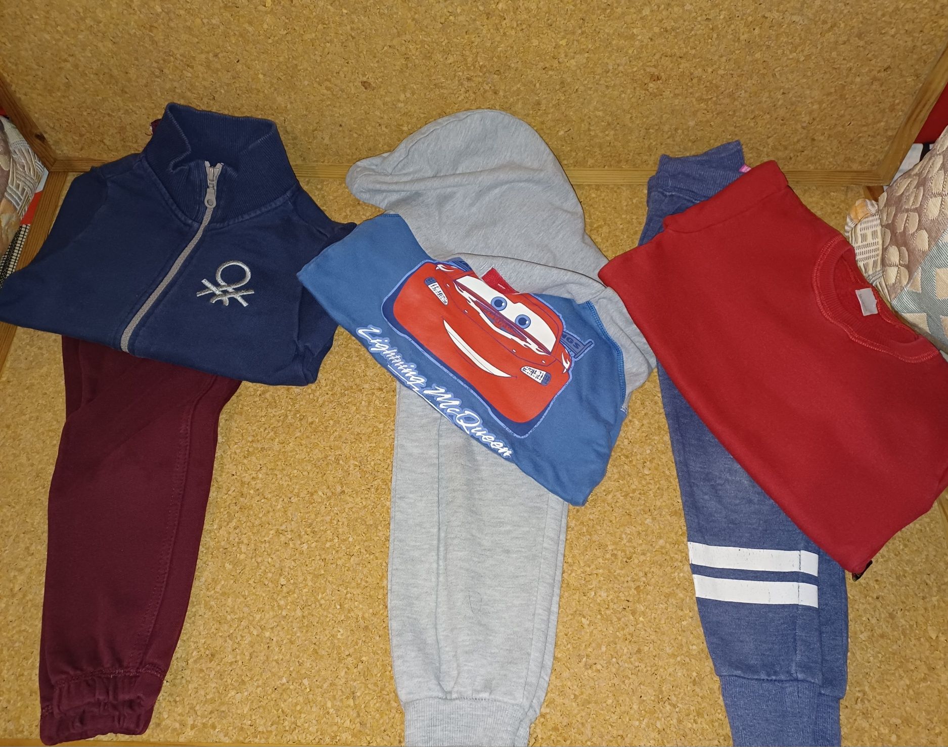 Conjunto de roupas variadas 3/4 anos menino. 30 peças. Bom estado