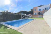 Moradia T4 com Piscina em Queijas