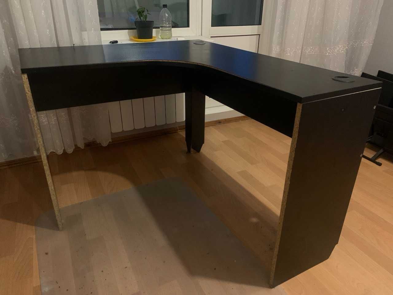 Компʼютерний стіл