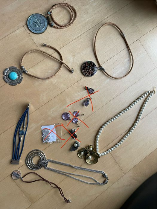 Colares e pulseiras em fantasia