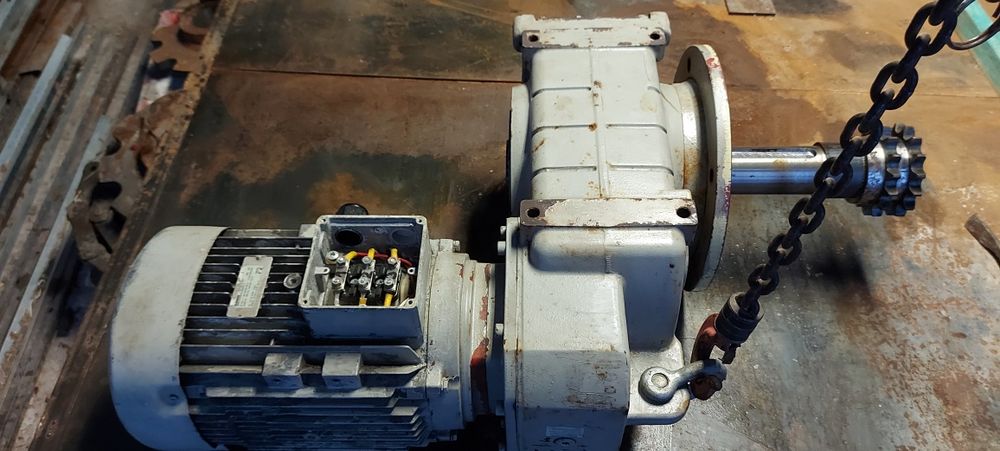 Motoreduktor 5,5 kW, wały napędowe, łańcuchy, obudowy łożysk i inne.