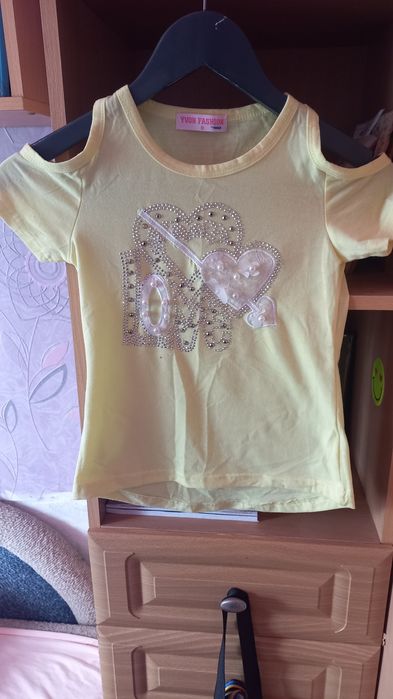 Футболки ,спіднички на дівчинку розм.128 на 8 років