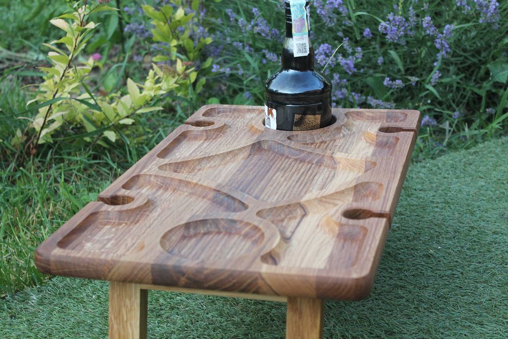 Винний столик дубовий – атмосфера в деталях