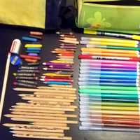 Estojos mais 26 canetas lápis e lápis de cera pasteis afia etc