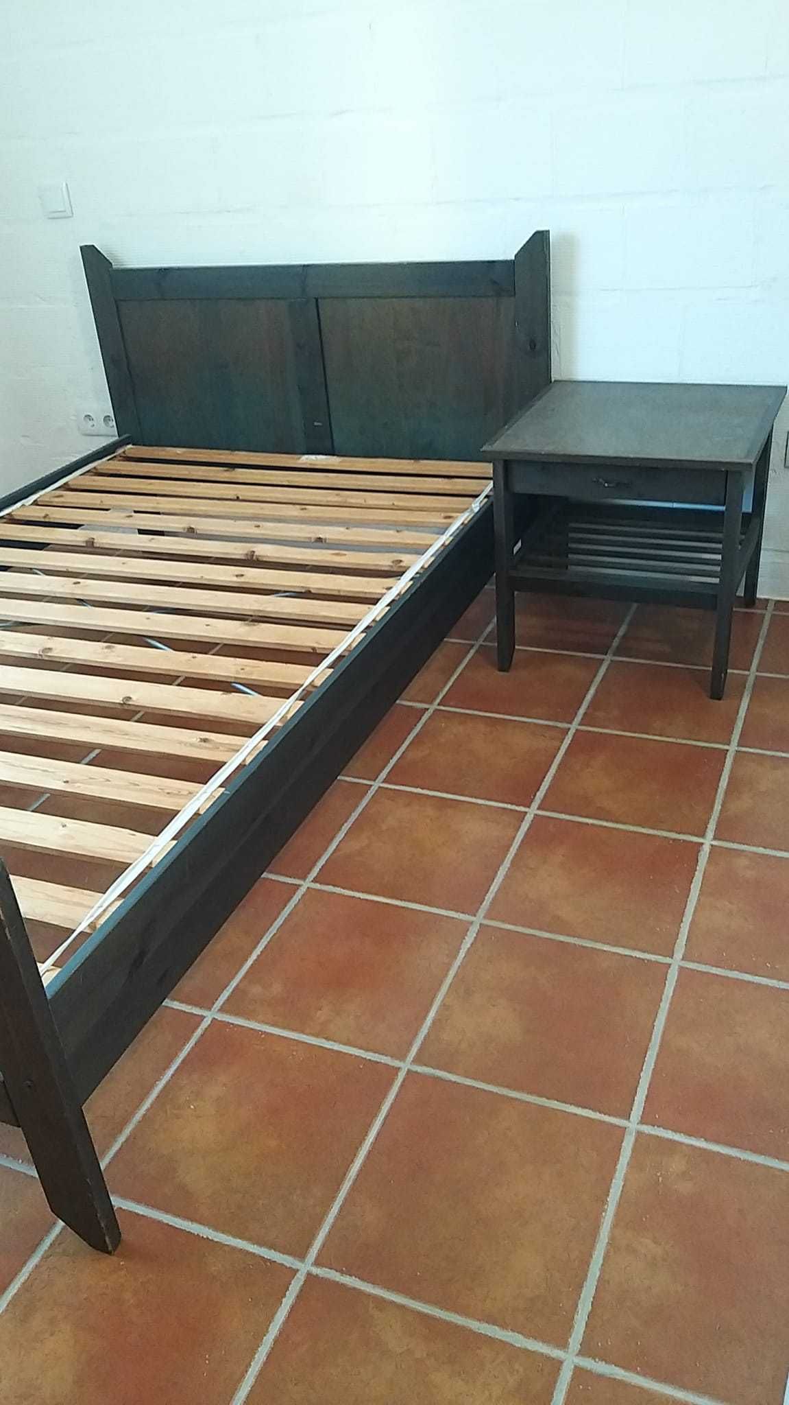 Conjunto IKEA - Cama de solteiro com mesa de cabeceira