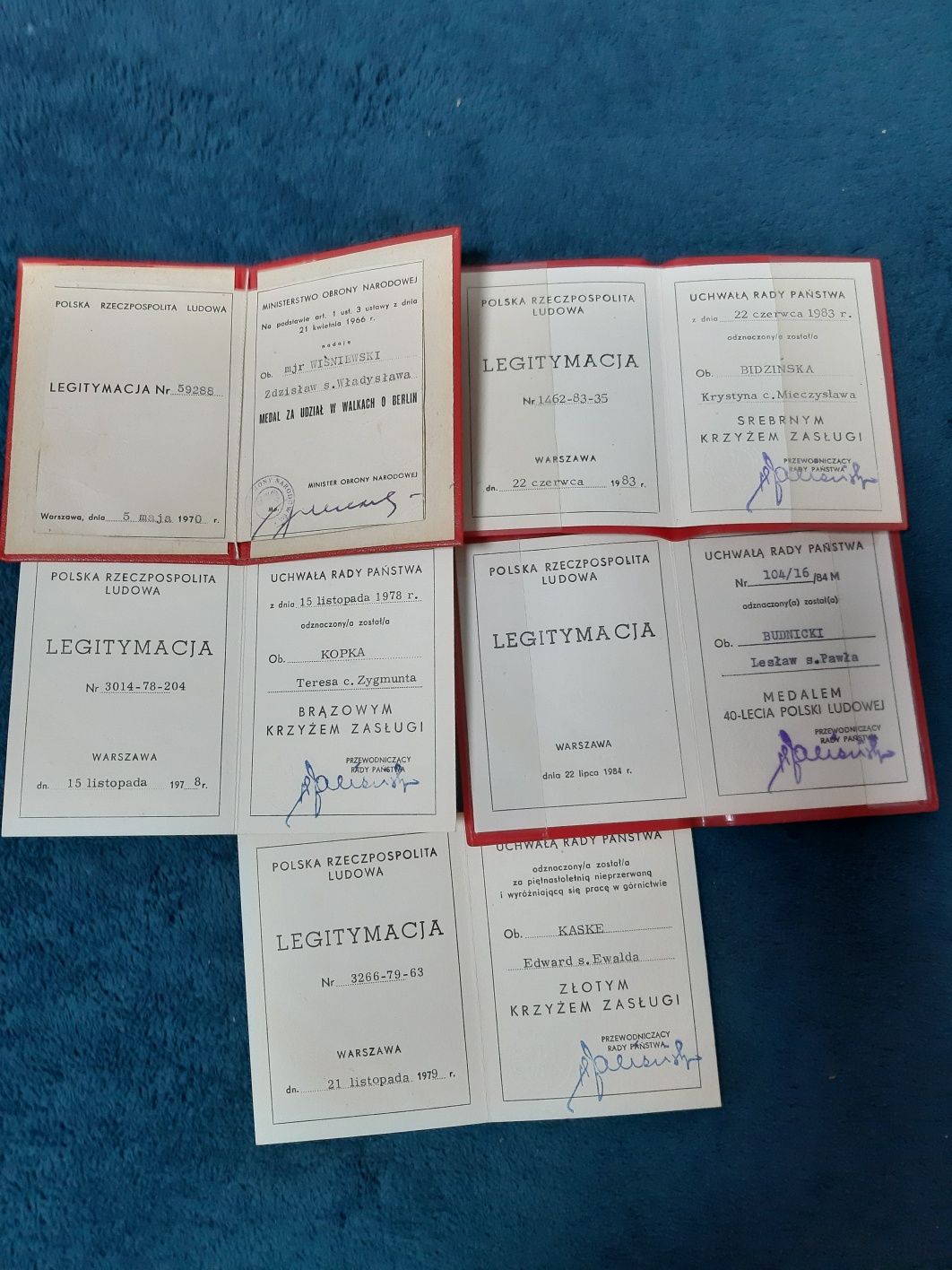 Medale odznaczenia legitymacje nadania pudełka PRL